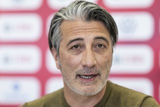 Murat Yakin a annoncé sa sélection pour les prochains matche de l'équipe de Suisse lors d'une conférence de presse jeudi. KEYSTONE/ALESSANDRO DELLA VALLE
